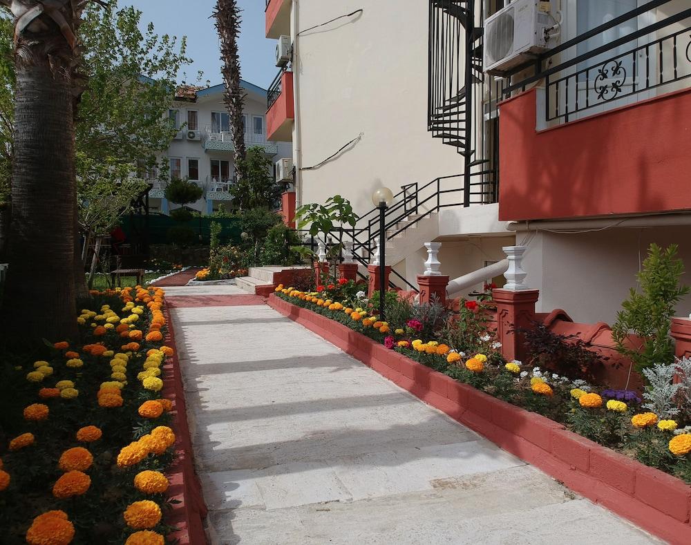 Semoris Hotel Side Exterior foto